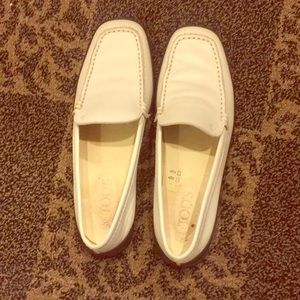 Flat white tod’s shoes